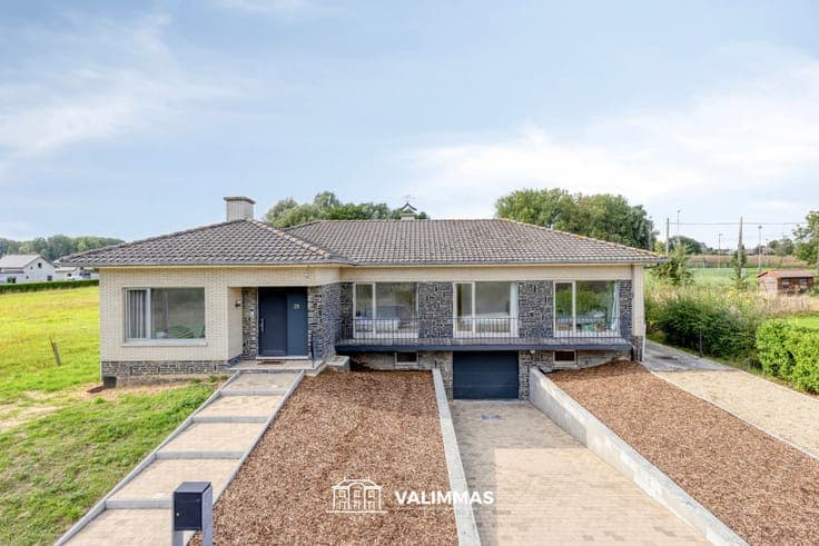Villa-bungalow op 13 are, met mooie tuin & dubbele garage...