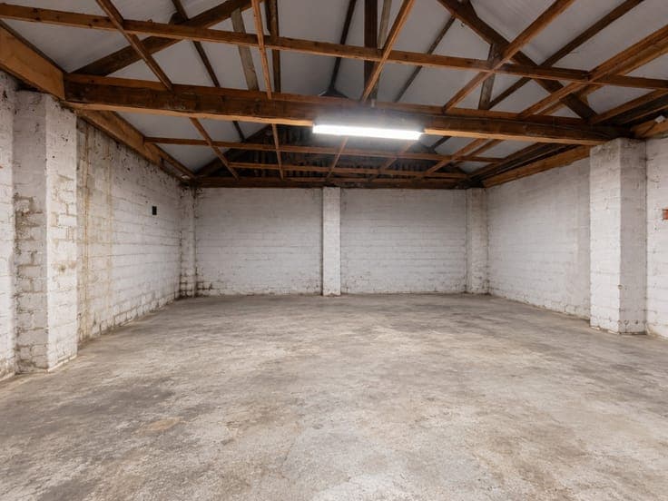 Warehouse with two residential units for sale in Marche