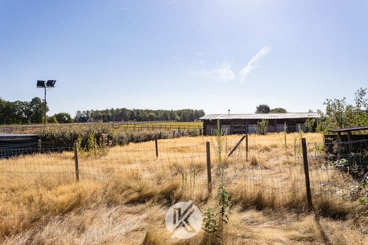 Robuuste bungalow op een interessante locatie