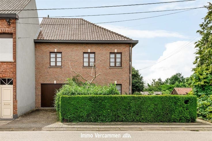 Solide gezinswoning met potentieel op een gunstige locatie t