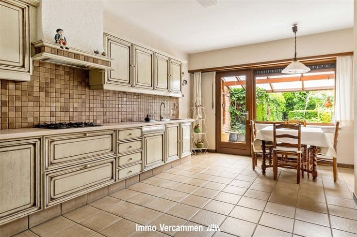 Solide gezinswoning met potentieel op een gunstige locatie t