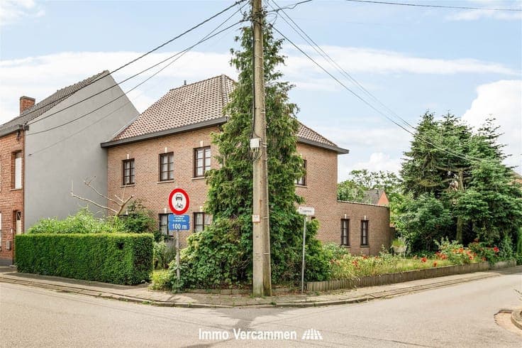 Solide gezinswoning met potentieel op een gunstige locatie t