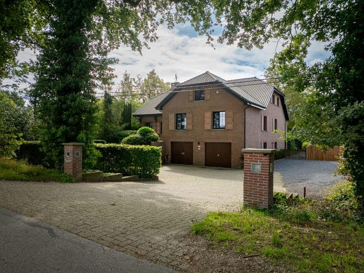 Spacious property with meadow and paddock on approximately