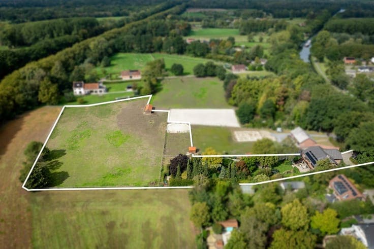Spacious property with meadow and paddock on approximately