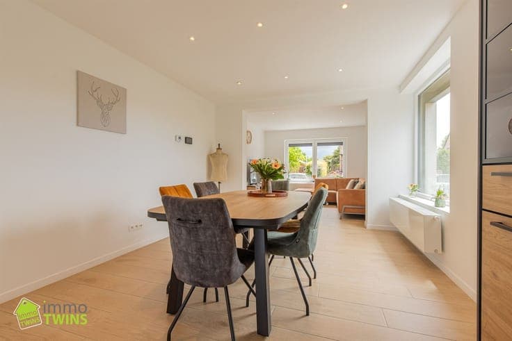 Prachtig gerenoveerde halfopen bebouwing met tuin en oprit i