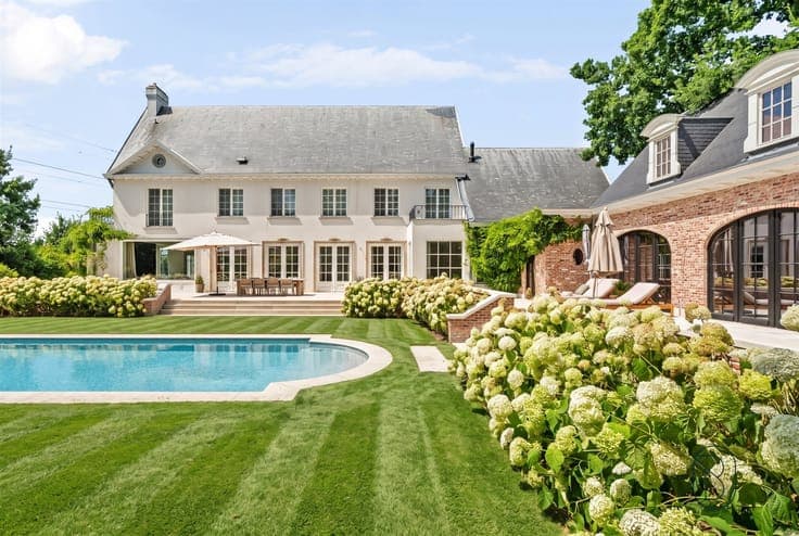 Prachtig afgewerkte franse villa met bijgebouw en zwembad