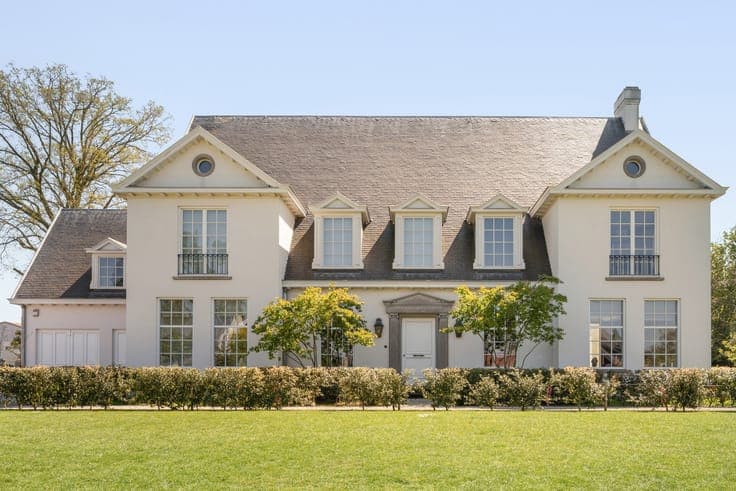 Prachtig afgewerkte franse villa met bijgebouw en zwembad
