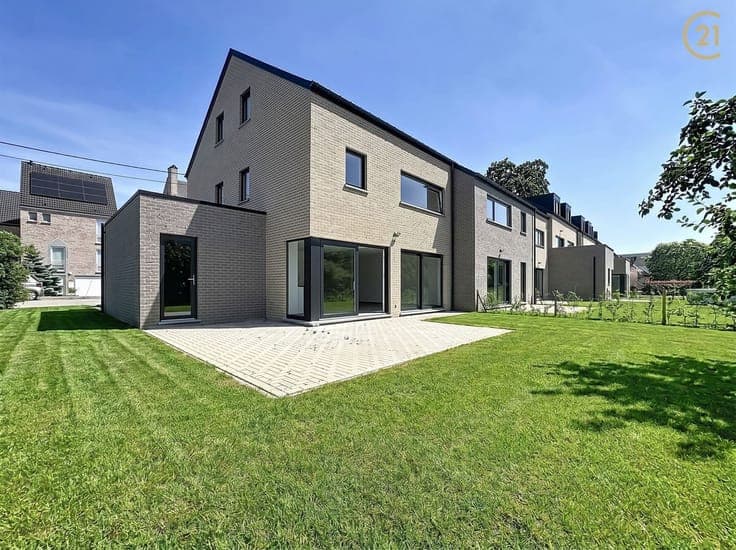 Maison 3 façades avec garage proche du bord de Meuse