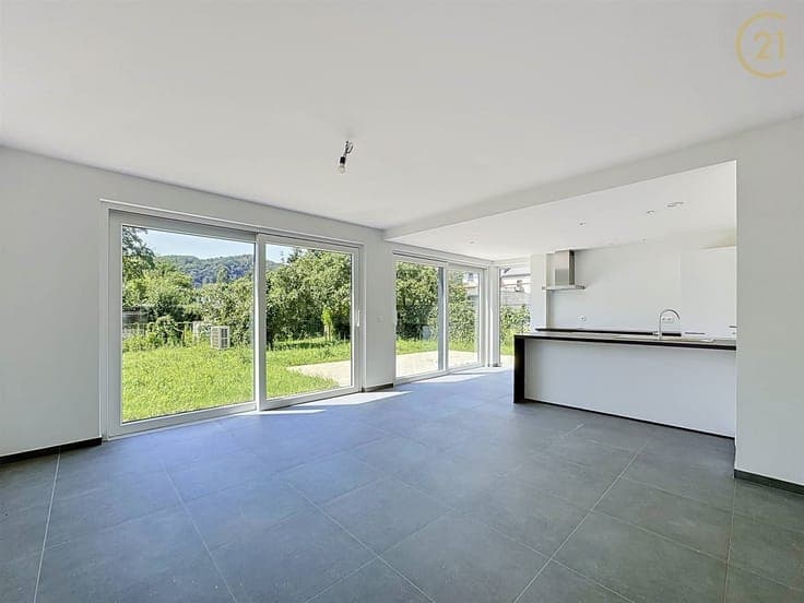 Maison 3 façades avec garage proche du bord de Meuse