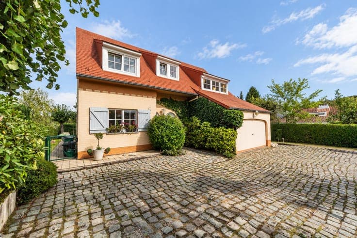 COUTURE-ST-GERMAIN: BEAUTIFUL 4BR/2BR VILLA, GREAT POTENTIAL