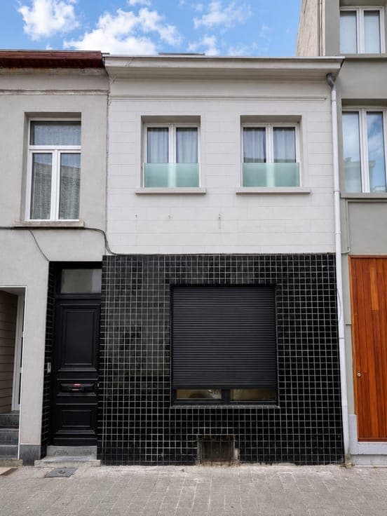 Studentenhuis met 3 koten met eigen badkamer en keuken.
