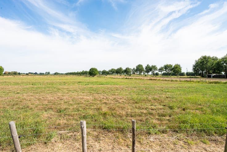 Halfopen woning met garage en ruime tuin