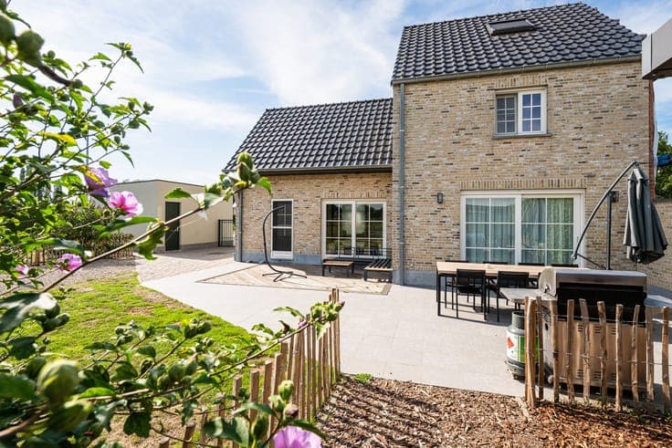 Halfopen woning met garage en ruime tuin
