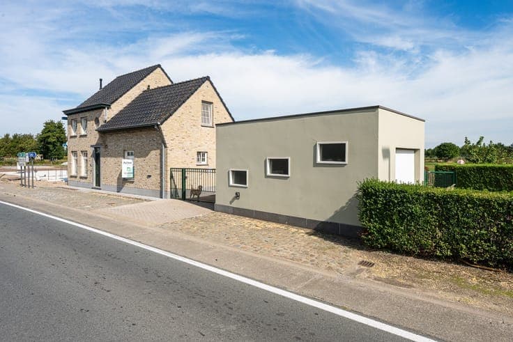 Halfopen woning met garage en ruime tuin