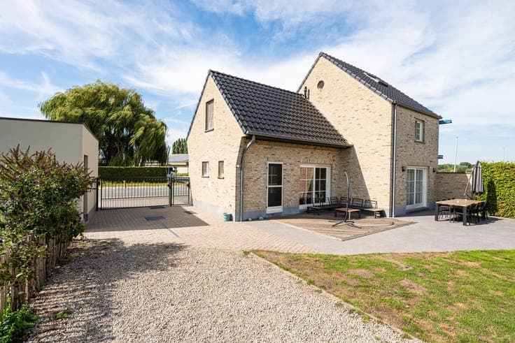 Halfopen woning met garage en ruime tuin