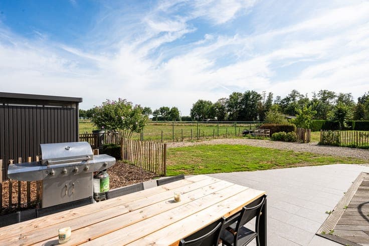 Halfopen woning met garage en ruime tuin