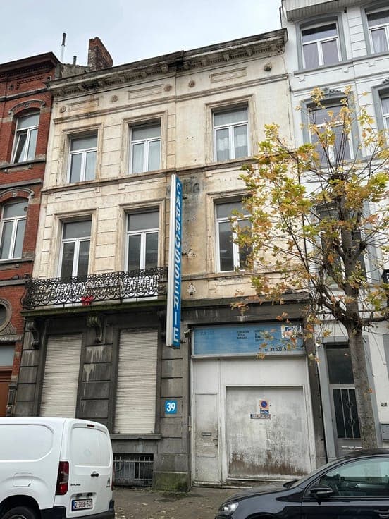 Building with 3 units, 1000 m² warehouse and 12 parkinglots