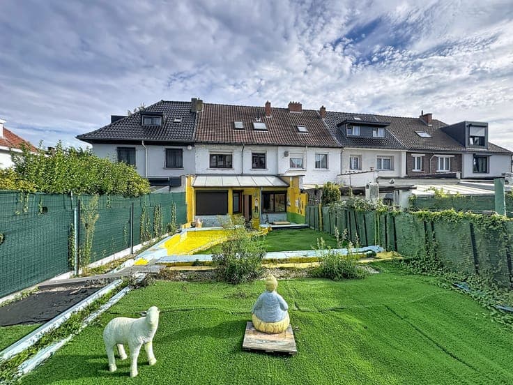 4 BEDROOM HOUSE WITH GARDEN TO RENOVATE