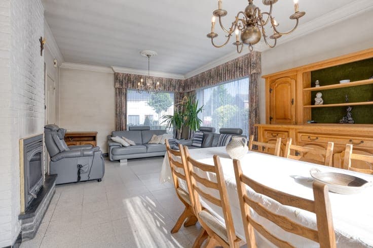 Instapklare halfopen gezinswoning met 5 slaapkamers, dubb...