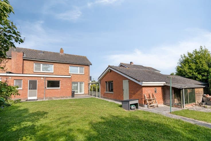 Instapklare halfopen gezinswoning met 5 slaapkamers, dubb...