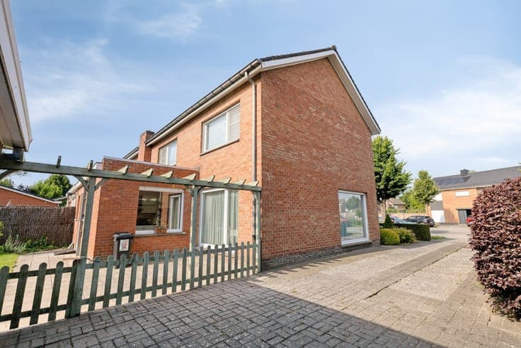 Instapklare halfopen gezinswoning met 5 slaapkamers, dubb...