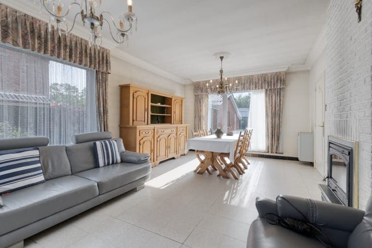 Instapklare halfopen gezinswoning met 5 slaapkamers, dubb...