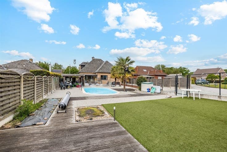 Charmante villa met zwembad op een mooi perceel van 942 m²