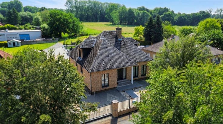 Charmante villa met zwembad op een mooi perceel van 942 m²