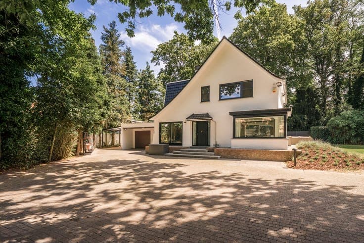 Exclusive villa hidden in a green oasis on a 1,289 m² plot