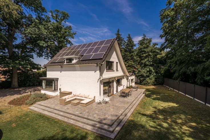 Exclusive villa hidden in a green oasis on a 1,289 m² plot