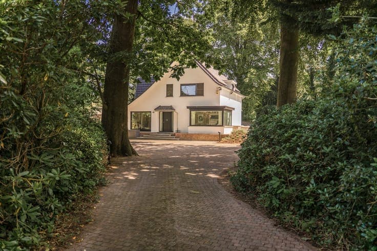 Exclusive villa hidden in a green oasis on a 1,289 m² plot