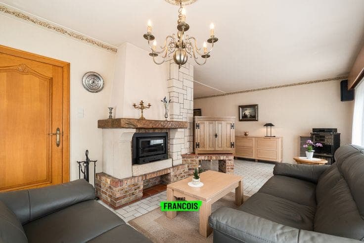 Solid family home with practice or commercial space in Zott…