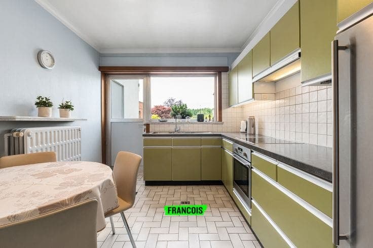 Solid family home with practice or commercial space in Zott…