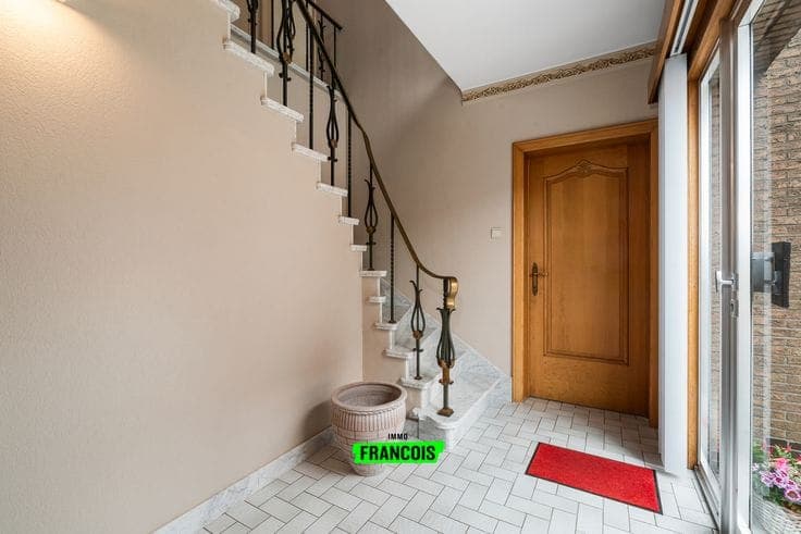Solid family home with practice or commercial space in Zott…
