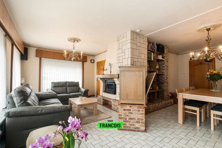 Solid family home with practice or commercial space in Zott…