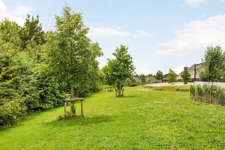 Topgelegen grote woning met 4 slk, omheinde tuin en garage.