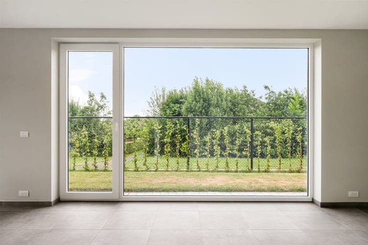 Topgelegen grote woning met 4 slk, omheinde tuin en garage.
