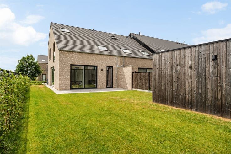 Topgelegen grote woning met 4 slk, omheinde tuin en garage.