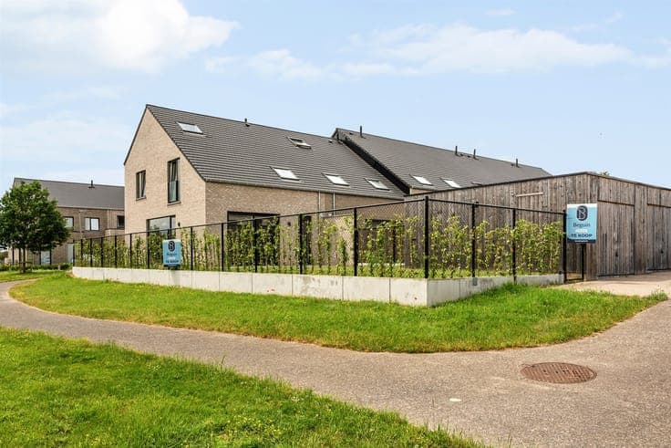 Topgelegen grote woning met 4 slk, omheinde tuin en garage.