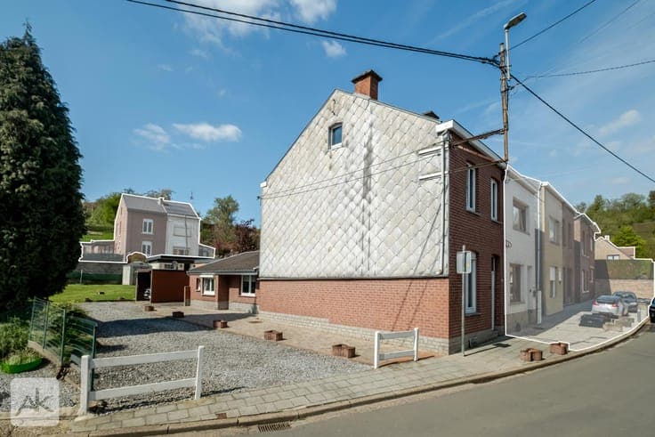 2-bedroom family home with building plot