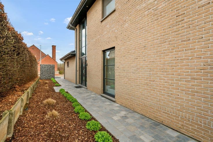 Beautiful home on a cul-de-sac near the market