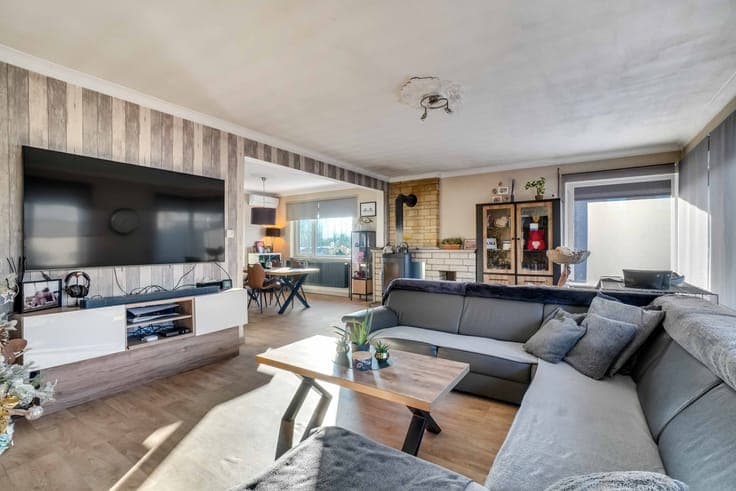 Spacious 4-bedroom home on 6360m² of private land
