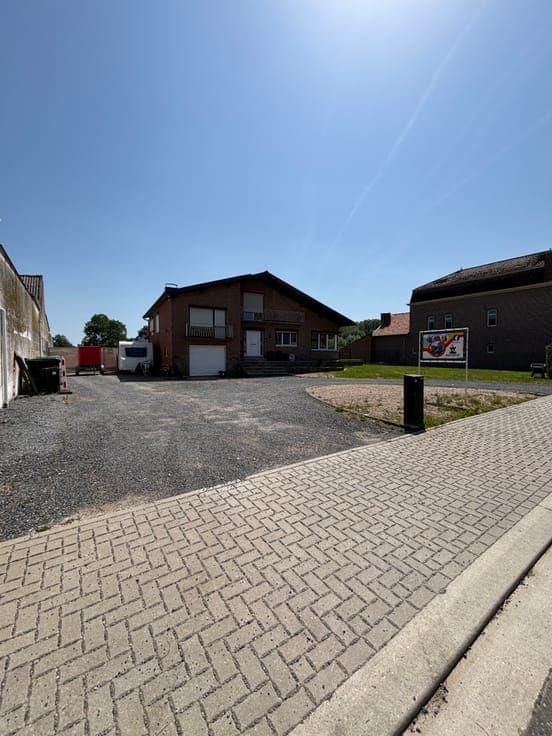 Spacious 4-bedroom home on 6360m² of private land