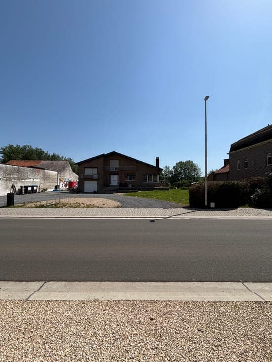Spacious 4-bedroom home on 6360m² of private land