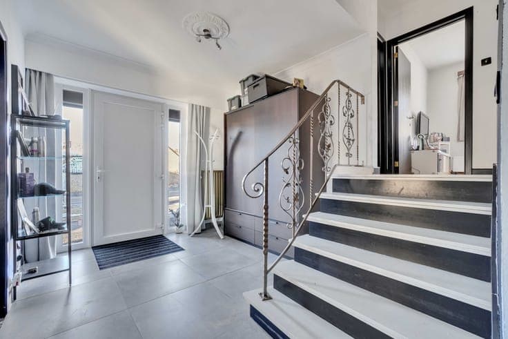 Spacious 4-bedroom home on 6360m² of private land