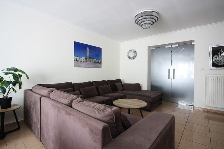 Spacious 5-Bedroom Home with Garden and Garage