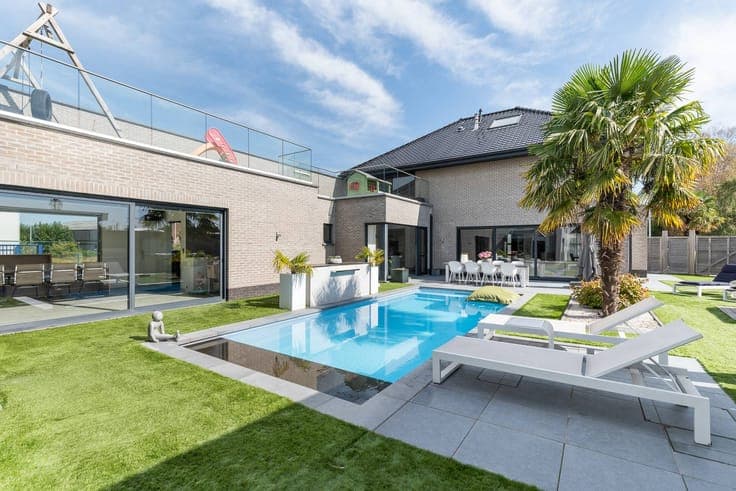Luxury villa with exclusive garden and warehouse in an SME z