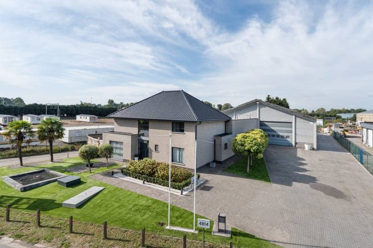 Luxury villa with exclusive garden and warehouse in an SME z