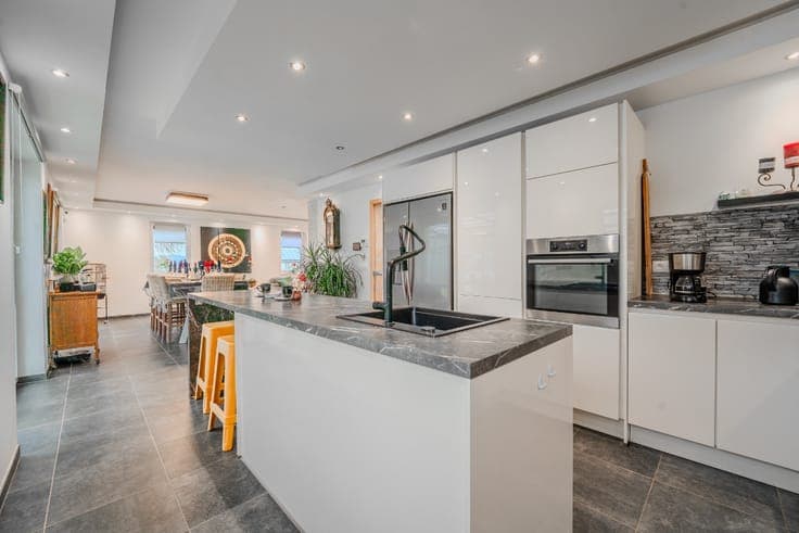 4-bedroom house with 1 office and a pool, energy efficiency