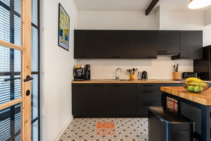 Gerenoveerde woning met 3 slaapkamers, 2 parkeerplaatsen ...